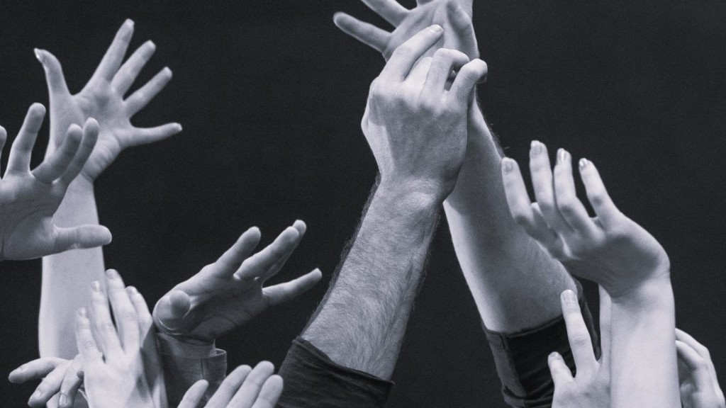 Mani che si tendono verso l'aiuto